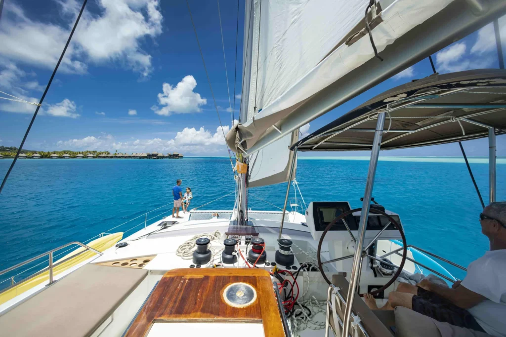 Mettre les voiles en catamaran© Grégoire Le Bacon