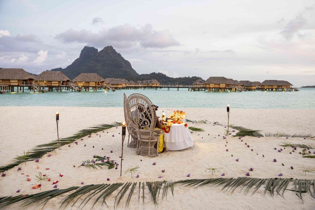 Dîner romantique sur la plage à Bora Bora © Grégoire Le Bacon