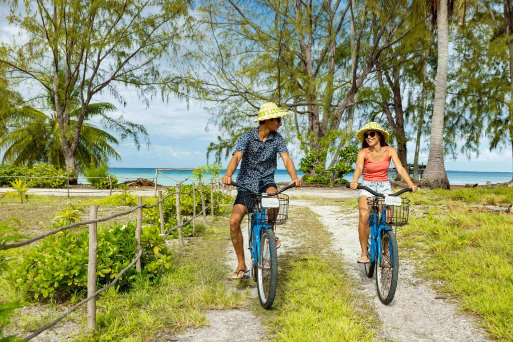 Balade en vélo à Rangiroa ©Grégoire Le Bacon