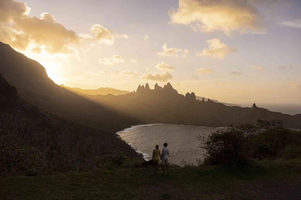 Couchée de soleil sur Nuku Hiva, en amoureux © Grégoire Le Bacon