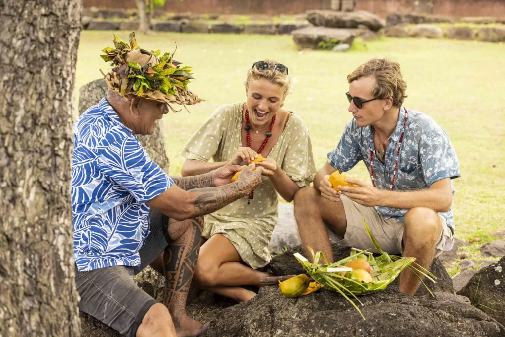 Dégustation de fruits avec un habitant de Nuku Hiva © Grégoire Le Bacon