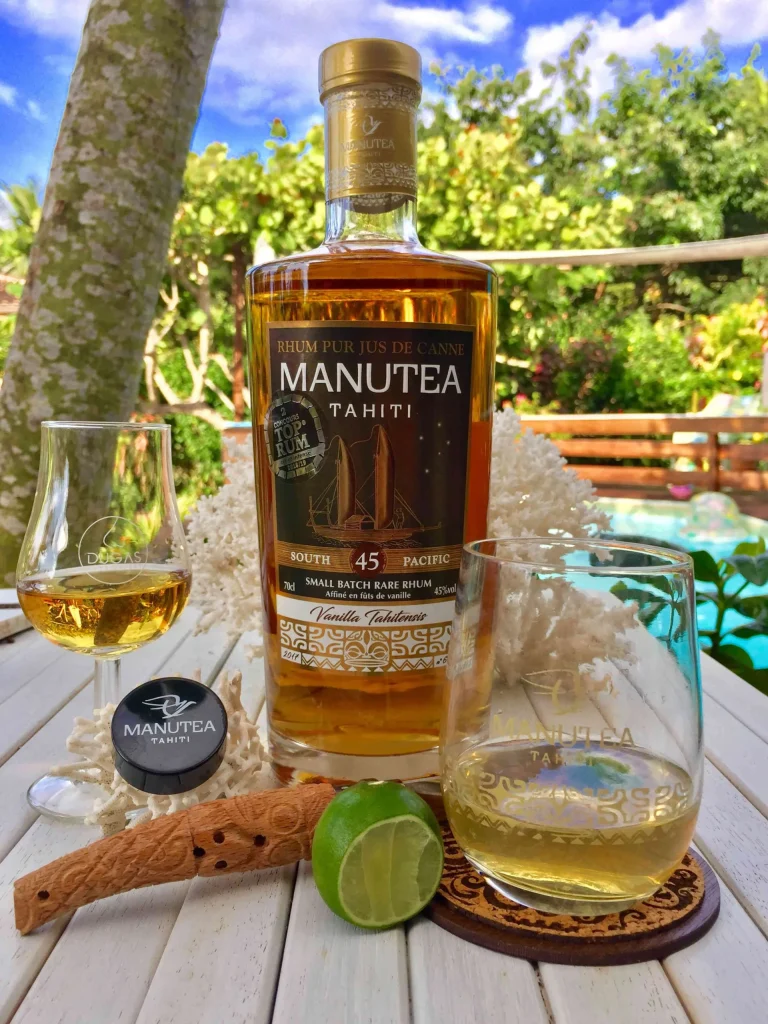 Déguster un cocktail à base de rhum © Manutea Tahiti