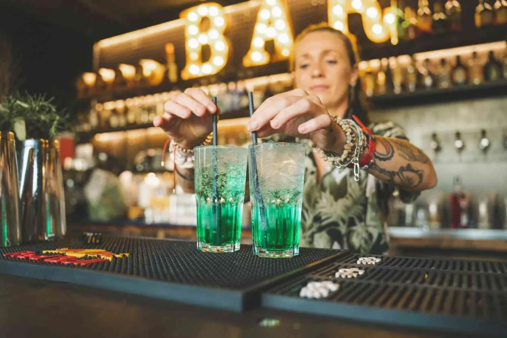 Happy Hour au Bar à Tahiti © Overpeek Studio