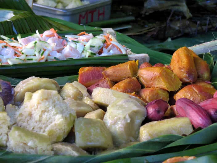 Ma'a Tahiti avec du poisson cru et des ignames © Tahiti Tourisme