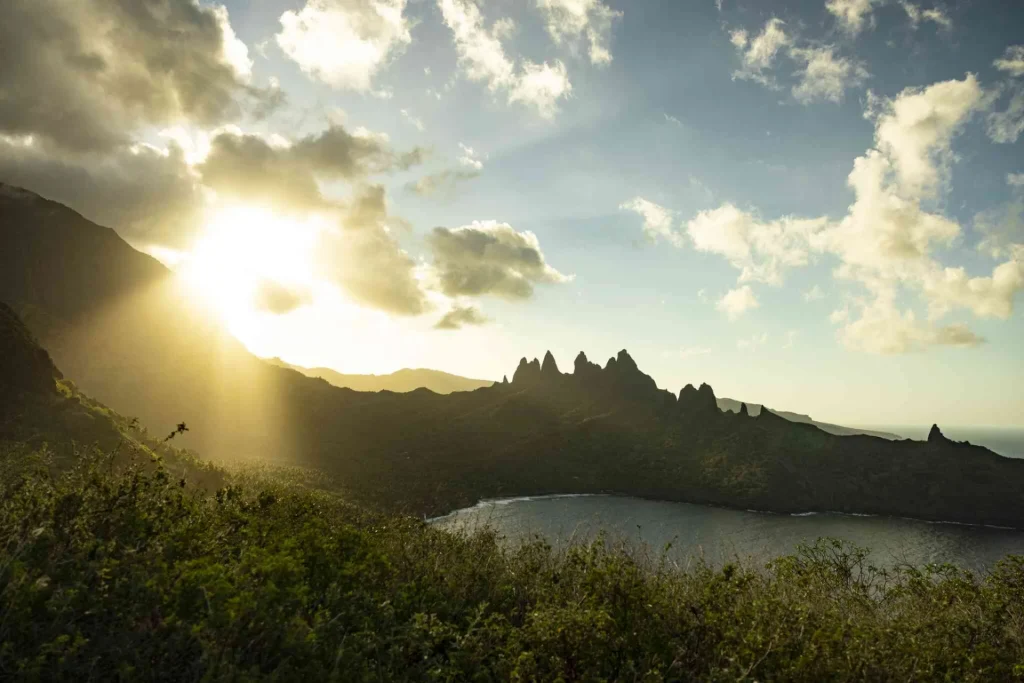 Paysage montagneux avec un couché de soleil à Nuku Hiva © Grégoire Le Bacon