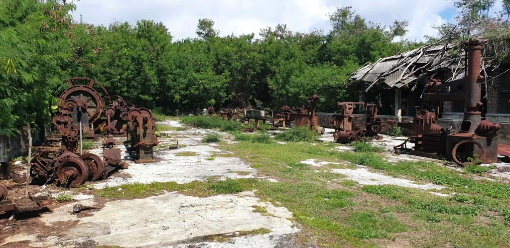 Vestiges de l'exploitation de phosphate © MAKATEA Escalade