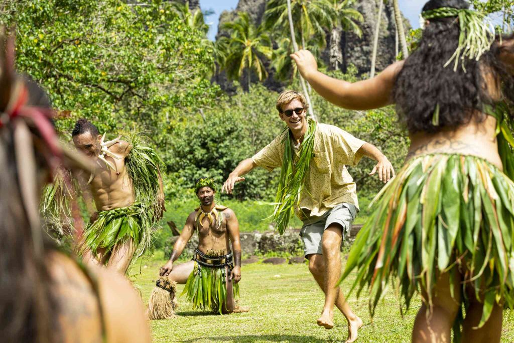 Initiation à la danse avec un groupe de danse à Nuku Hiva © Grégoire Le Bacon