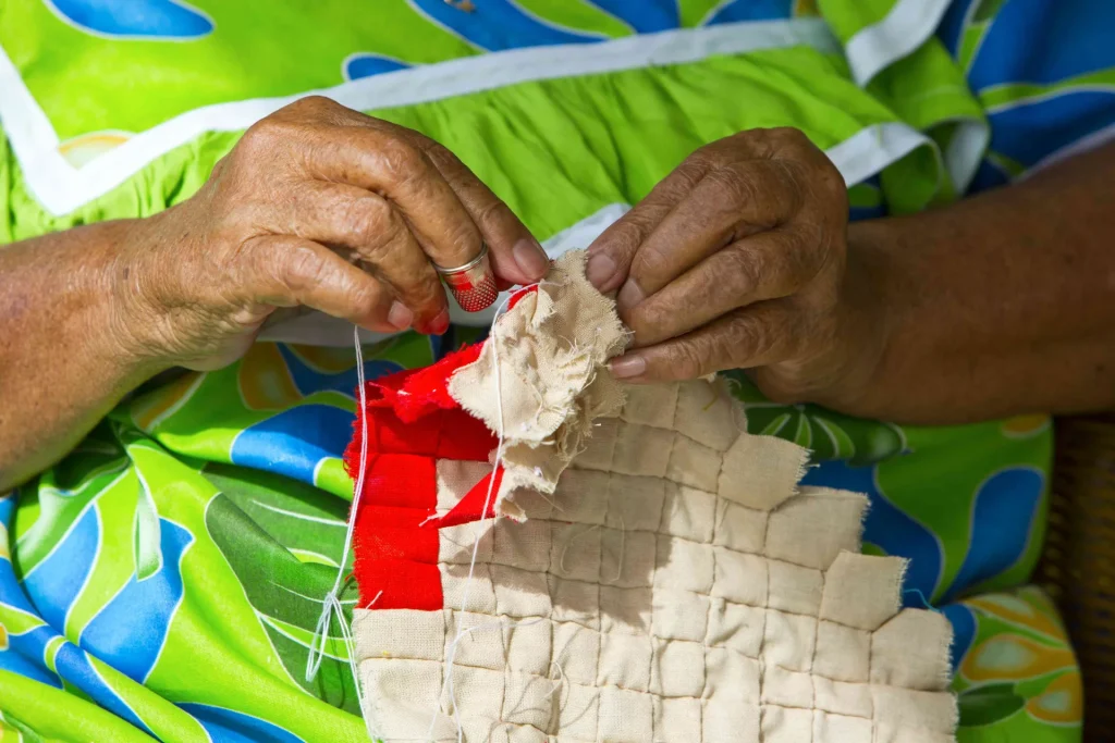 Assemblage des patchworks pour créer un tifaifai ©Tahiti Tourisme