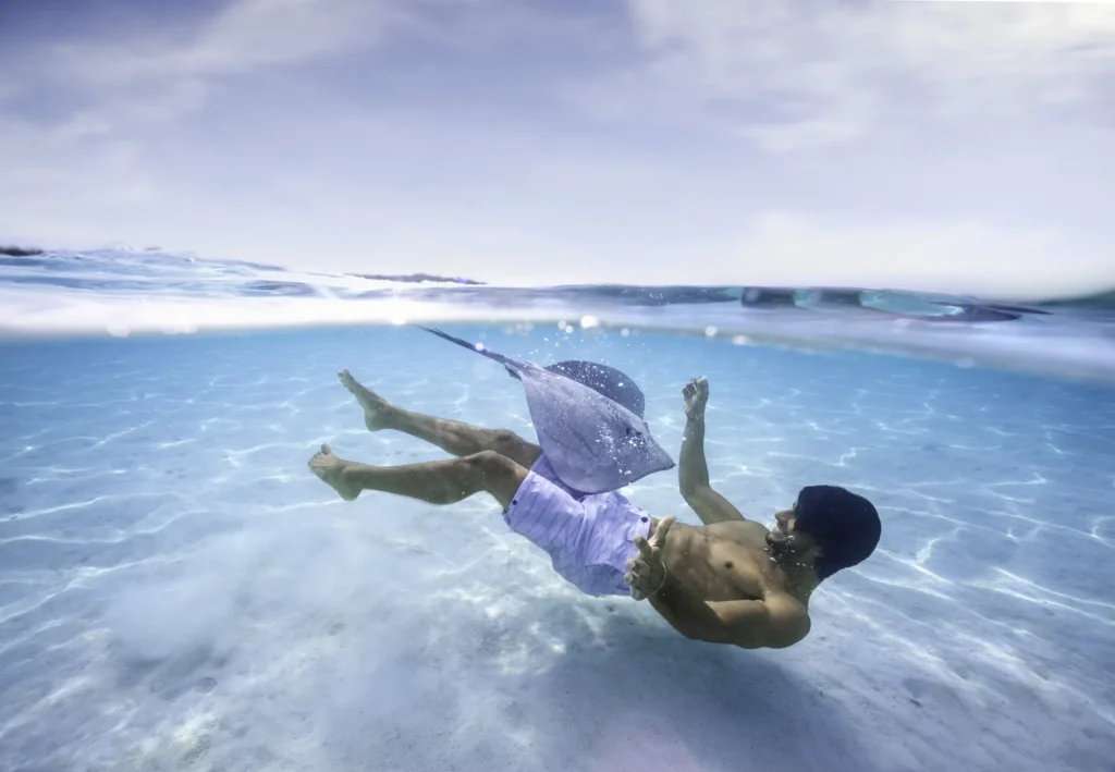 Swimming with a ray © Grégoire Lebacon