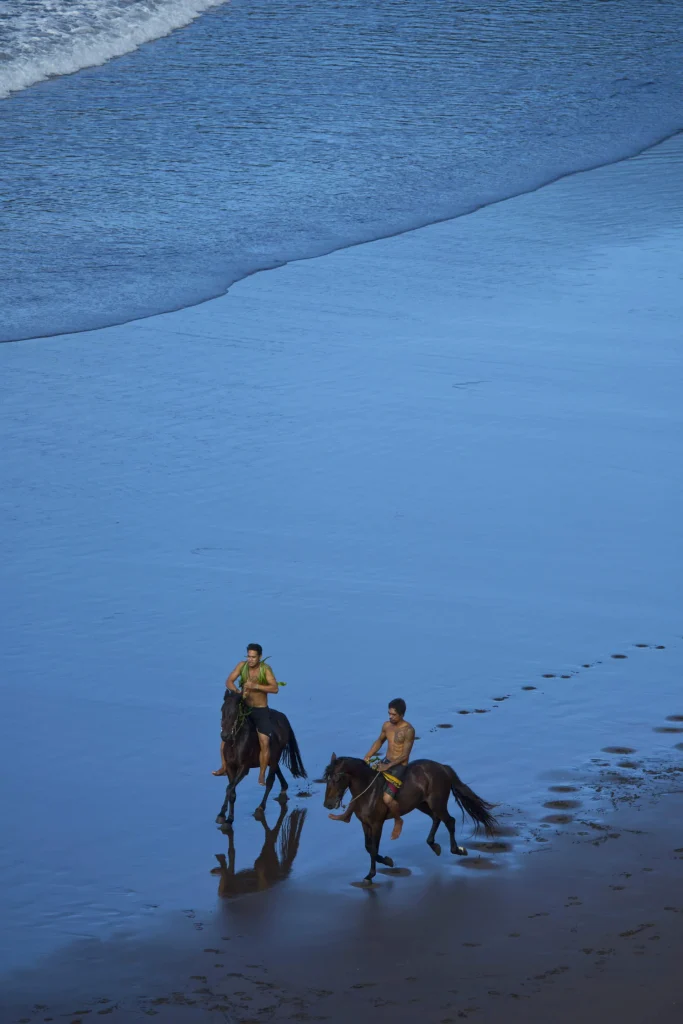Balade à cheval sur la plage © Tahiti Tourisme