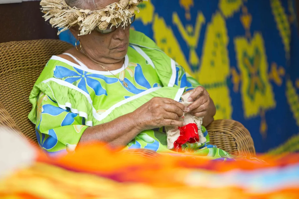 Confection d'un tifaifai à la main ©Tahiti Tourisme