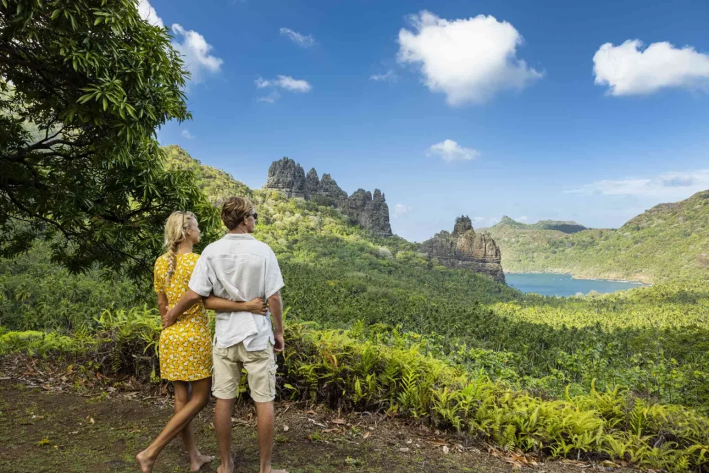 En couple à Nuku Hiva entouré d'une belle nature © Grégoire Le Bacon