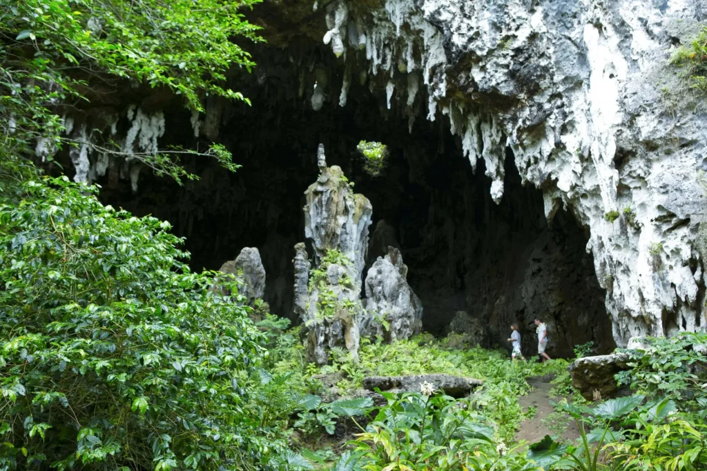 Grotte de Mitterrand à Rurutu ©Tahiti Tourisme