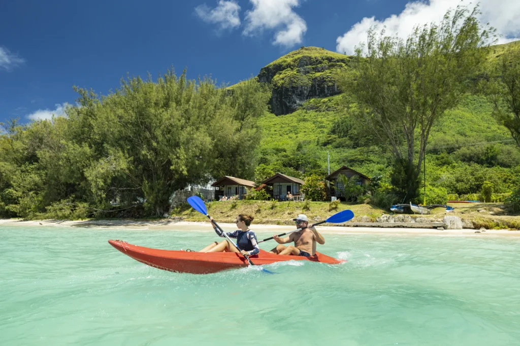 Kayak dans le lagon de Raivavae © Grégoire Le Bacon