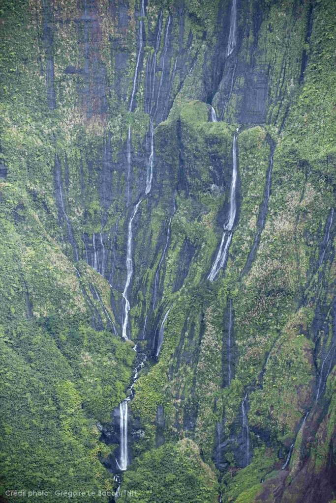 Les cascades de Tahiti Et Ses Îles ©Grégoire Le Bacon Tahiti Nui Helicopters