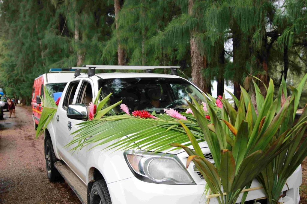 Les habitants décorent leur voiture de feuillages et fleurs © Evaina Teinaore