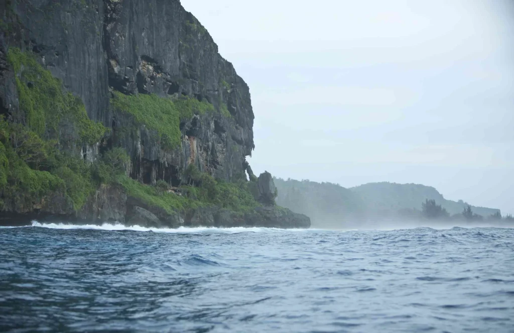 Falaise et mer à Rurutu c Tahiti Tourisme