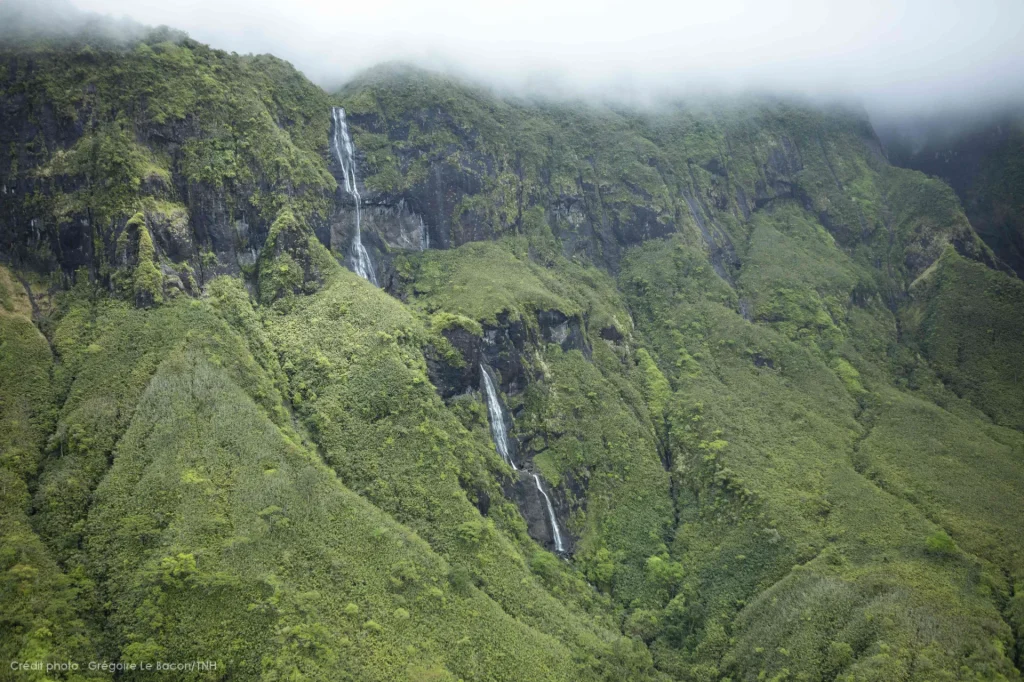 Les montagnes de Tahiti © Grégoire Le Bacon Tahiti Nui Helicopters