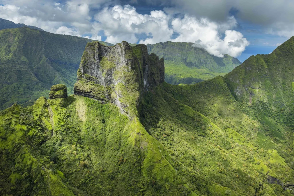 Les montagnes de Tahiti Et ses Îles ©_Grégoire Le Bacon _ LionAiles