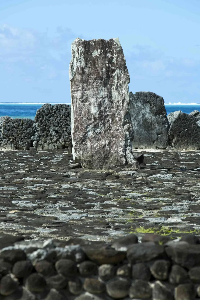 Pierre centrale du marae de taputapuatea côté mer de Raiatea © Tahiti Tourisme