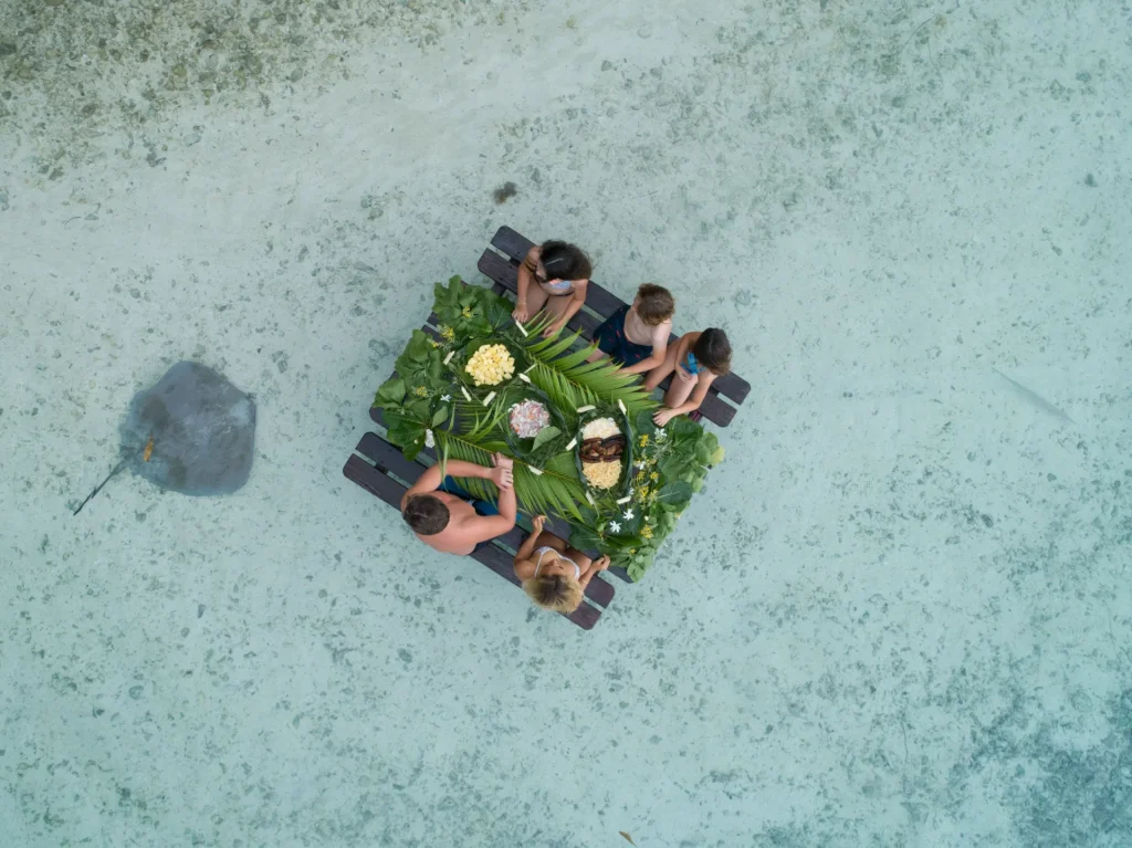 Pique-nique les pieds dans l'eau à Bora Bora © Tahiti Fly Shoot