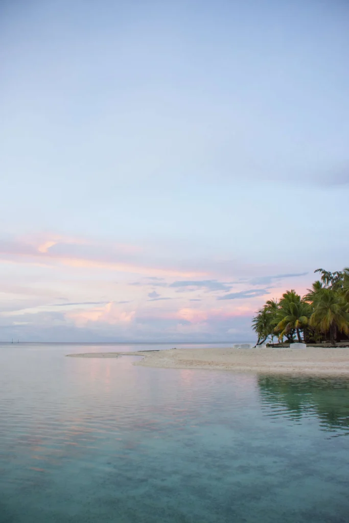 Plage de sable rose de Tikehau © Teriitua Maoni