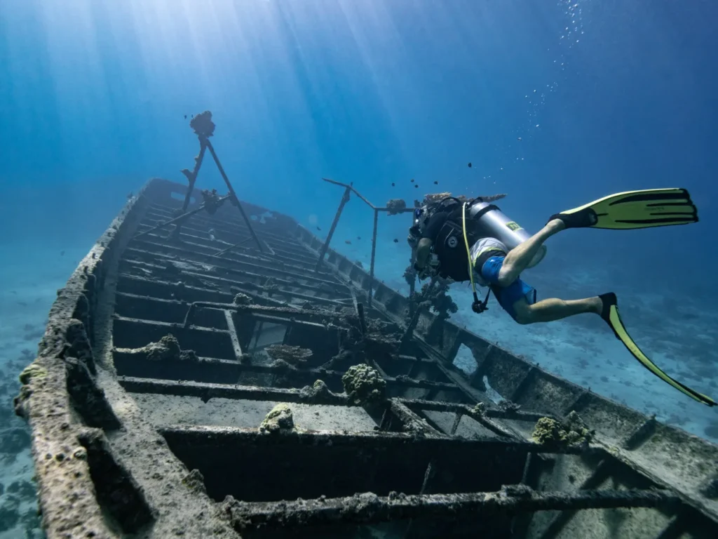 Plongée sur épave à Tahiti © Mark Fitz