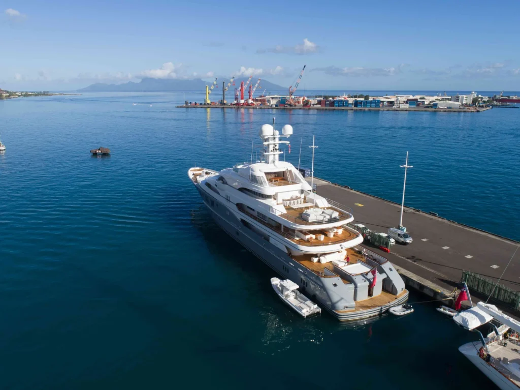 Un yacht au port de Papeete © Frédérique Legrand