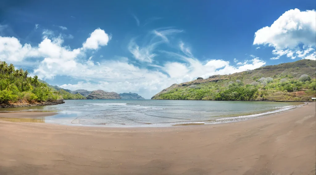 Une baie aux Marquises © Grégoire Le Bacon