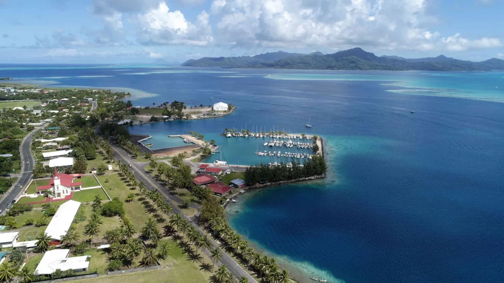 Ville Uturoa de Raiatea avec vue sur la marina, la piscine d'eau de mer et Taha'a © Port Autonome de Papeete