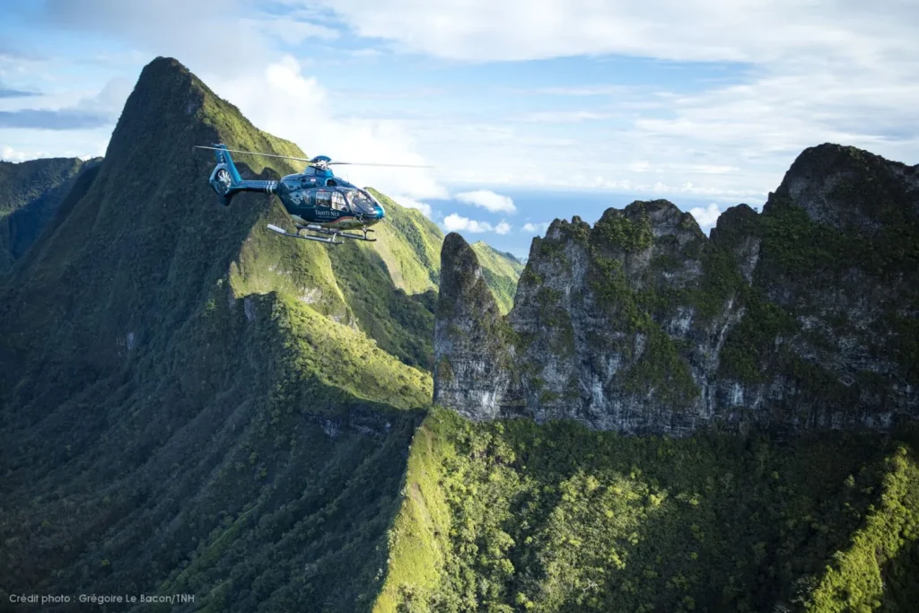 Vol en hélicoptère au-dessus de Tahiti © Grégoire Le Bacon Tahiti Nui Helicopters