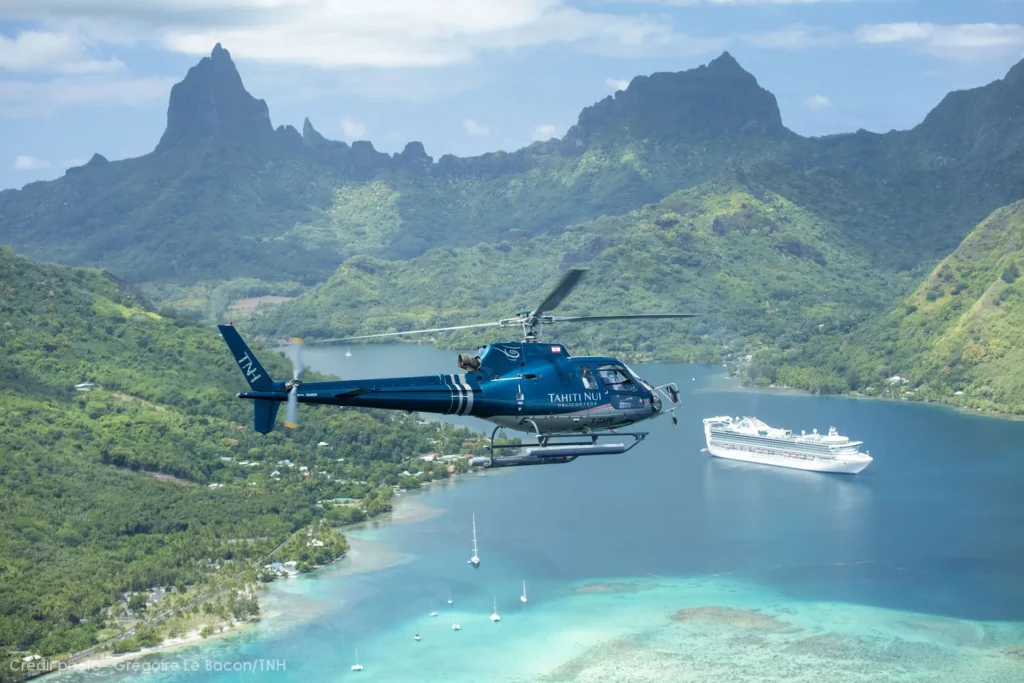 Helicopter flight over Moorea © Grégoire Le Bacon MOOREA Nui Helicopters