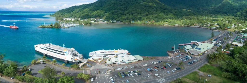 Vue aérienne sur le quai de Vaiare © Tahiti Fly Shoot