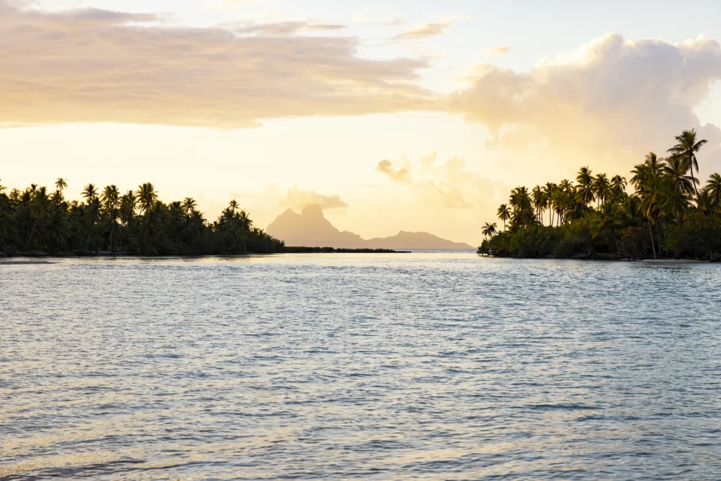 Vue sur Bora Bora depuis Taha'a © Grégoire Le Bacon