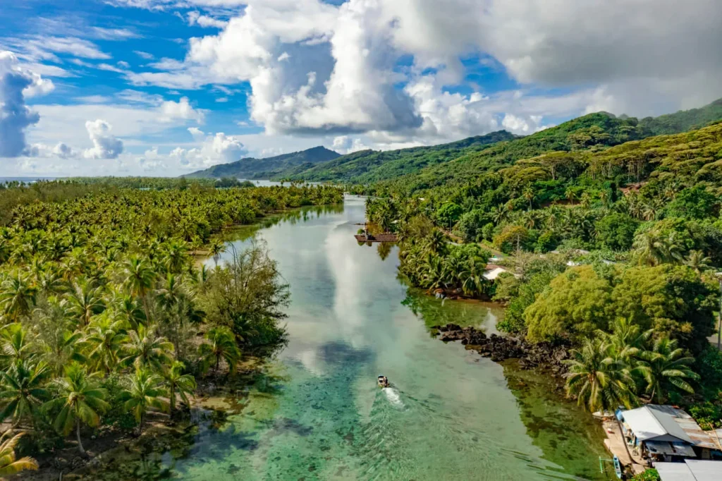 Vue sur l'île de Huahine ©_Grégoire Le Bacon _ Lionailes