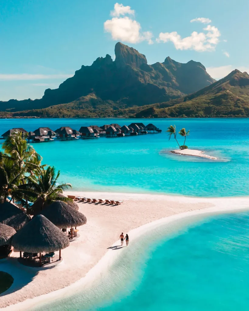 Vue sur le lagon de Bora Bora et le mont Otemanu en fond © Jeremy Austiin