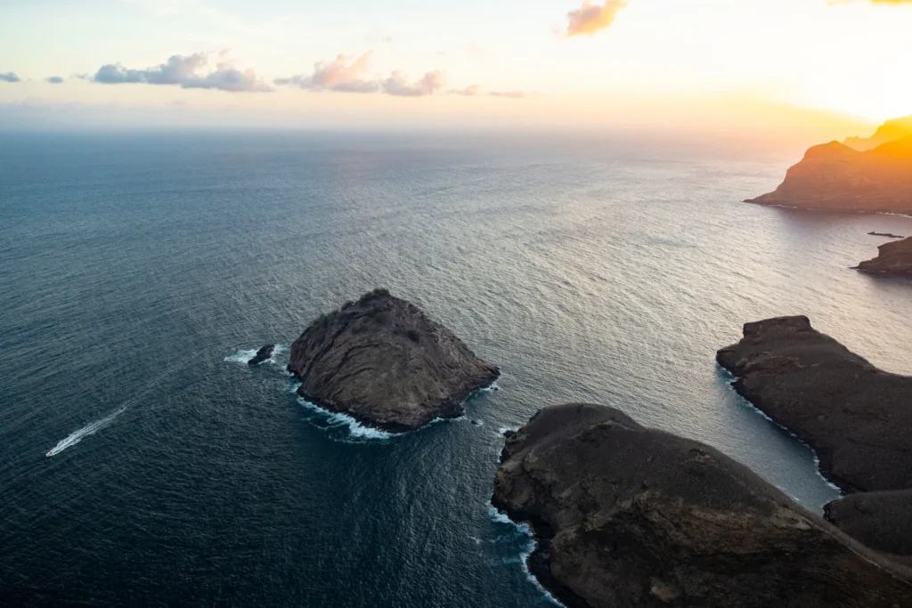 Vue sur les eaux des Marquises avec le coucher de soleil en fond © Grégoire Le Bacon