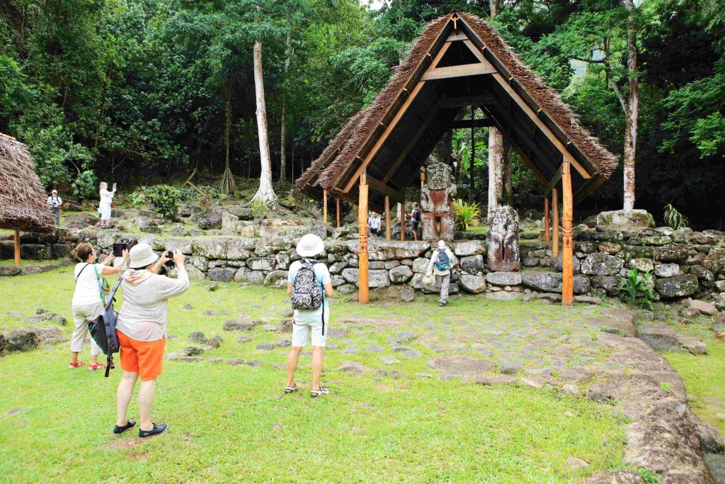 Takaii, le plus grand tiki de Hiva Oa, attise la curiosité des visiteurs © Tahiti Tourisme