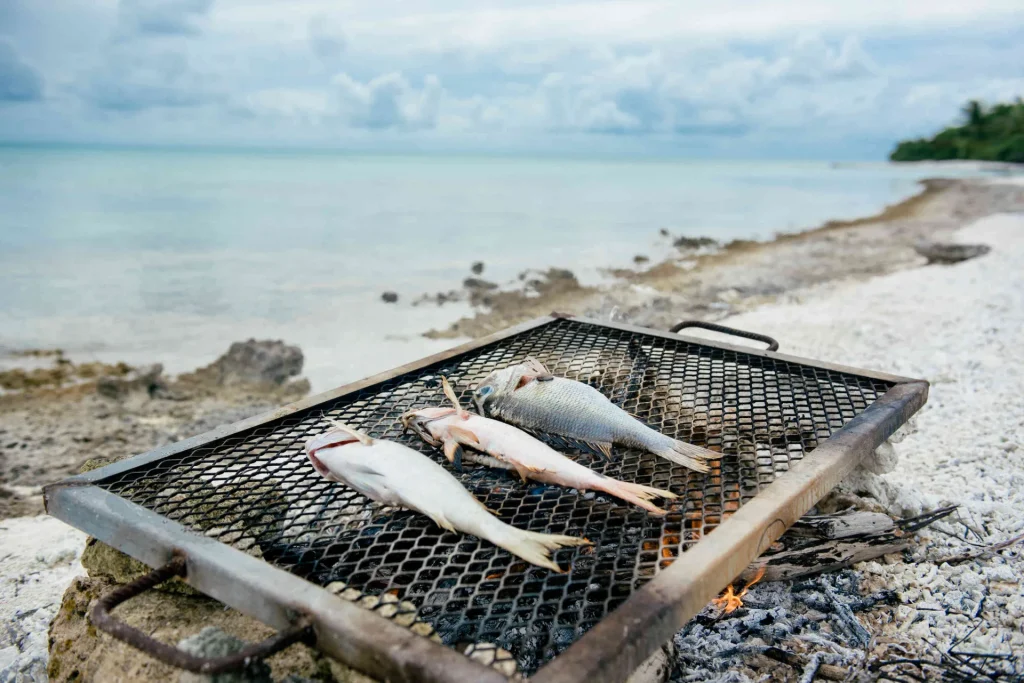 Poissons du lagon sur le feu pour le dîner © Hélène Havard