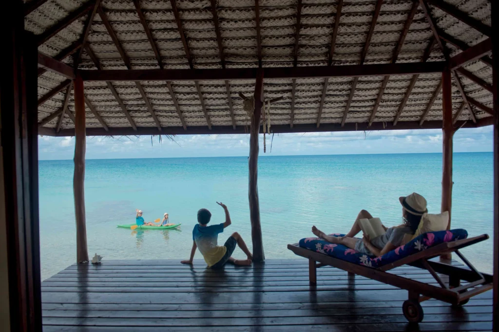 Une après-midi détente en famille sur la terrasse en bord de mer d'un logement local © Hélène Havard