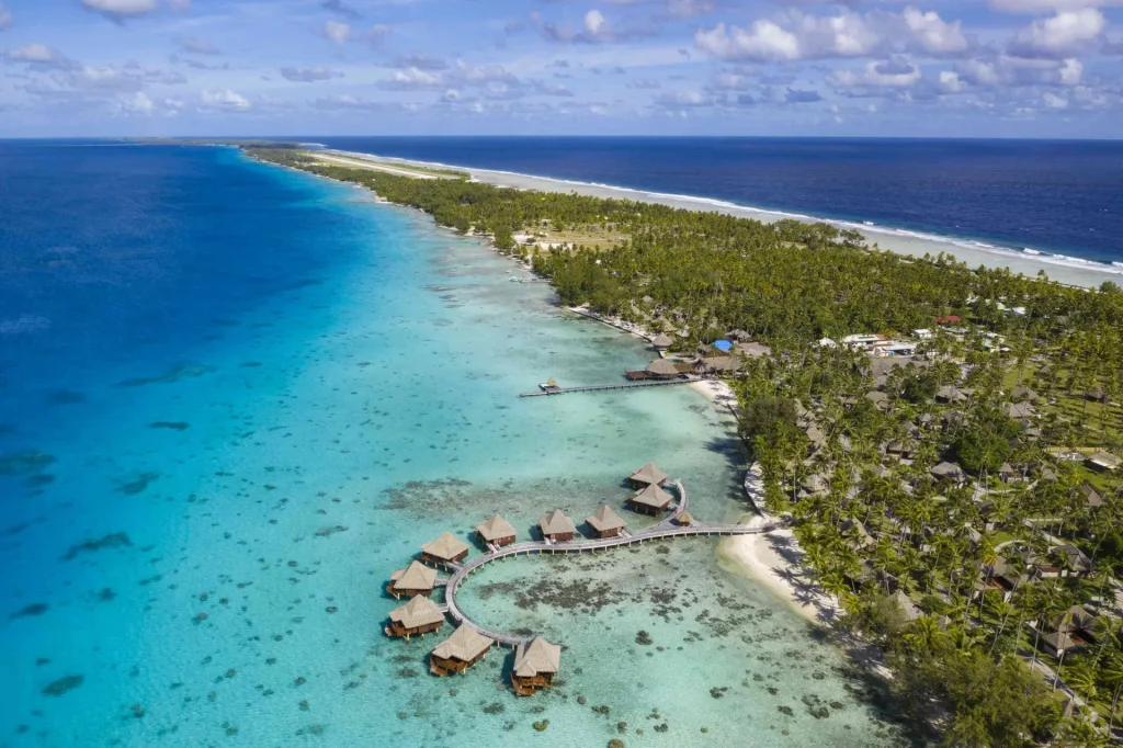 Vue sur les pilotis d'un hôtel de Rangiroa © Holger Leue