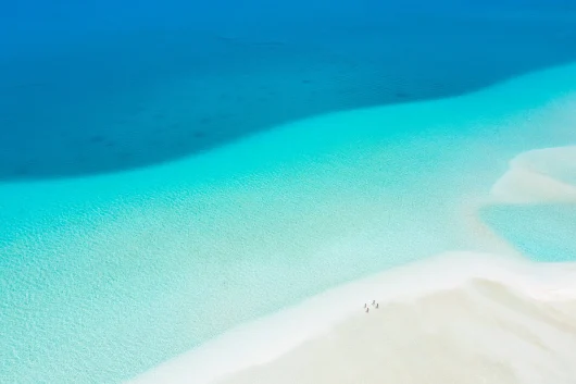 Vue sur une plage de sable blanc et sur le lagon © Jim Winter