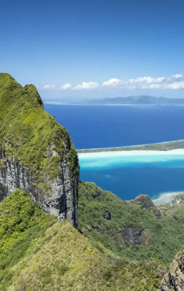 Vue aérienne du mont Otemanu © Grégoire Le Bacon Tahiti Nui Helicopters
