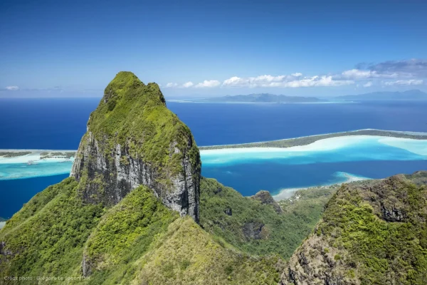 Vue aérienne du mont Otemanu © Grégoire Le Bacon Tahiti Nui Helicopters