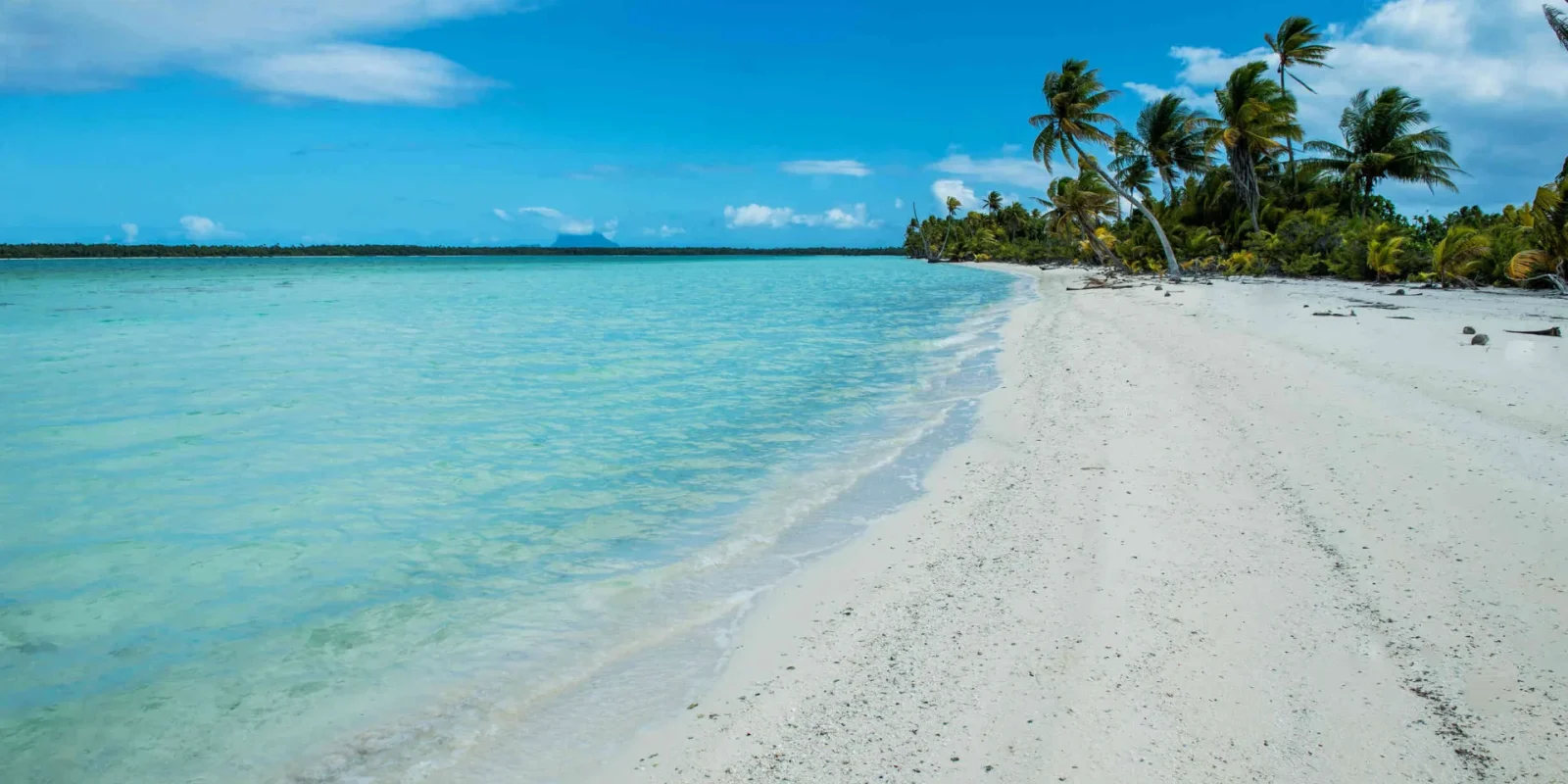 Une plage de sable blanc à Tupai © Hino Itaru