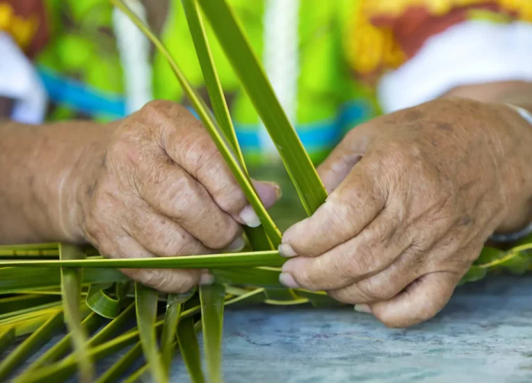 Confection d'un panier en ni'au © Tahiti Tourisme