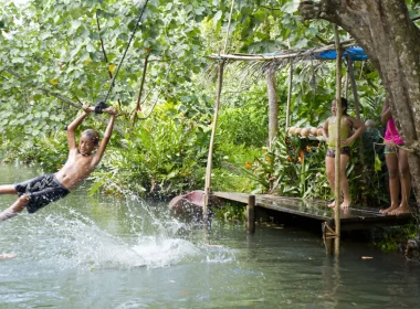 Les enfants s'amusant à la rivière de Faaroa © Tahiti Tourisme