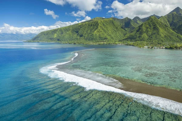 La vague de Teahupoo ©Grégoire Le Bacon LionAiles