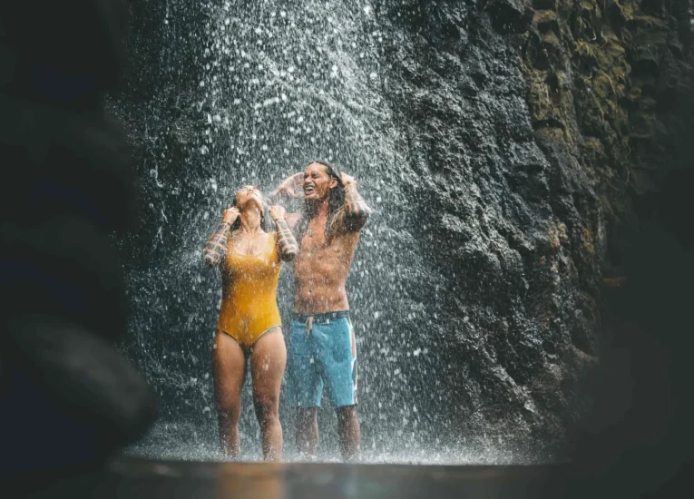 Les majestueuses cascades de Tahiti Et Ses Îles © Overpeek Studio