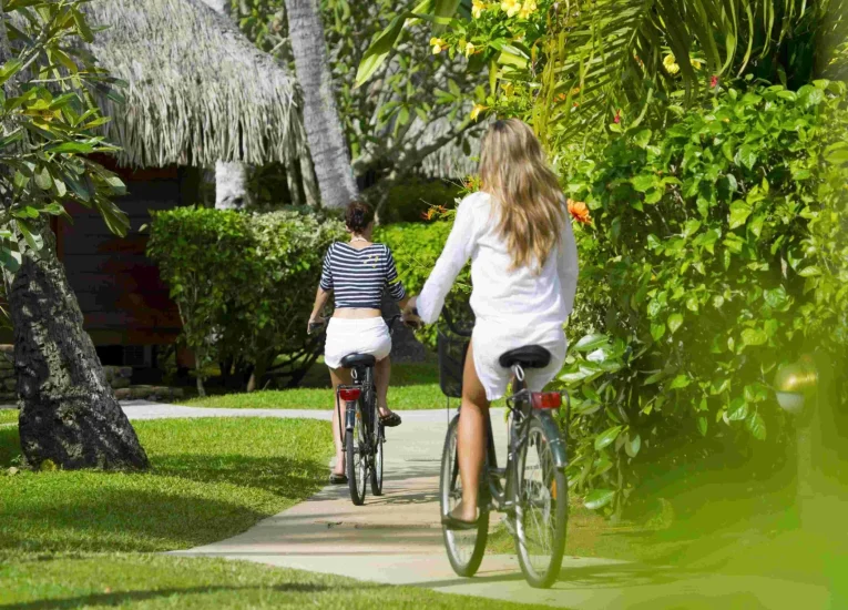 Promenade à vélo c Tahiti Tourisme